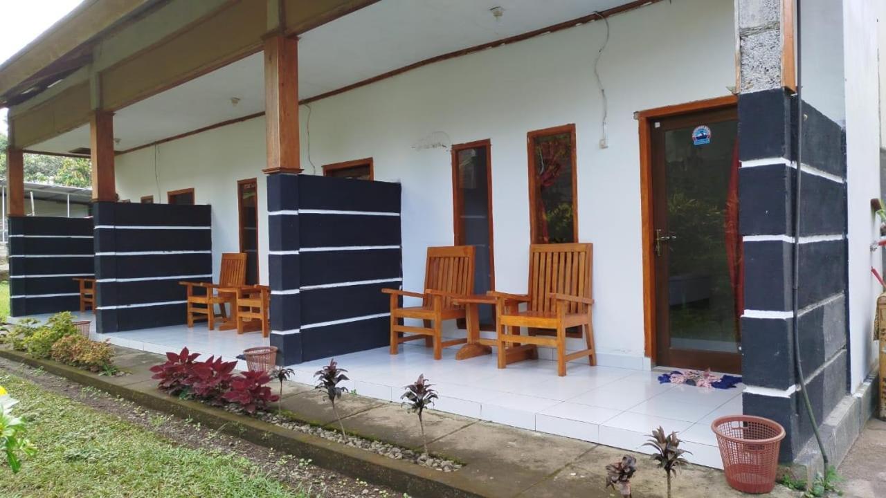 Tatasya Homestay Senaru Exterior photo