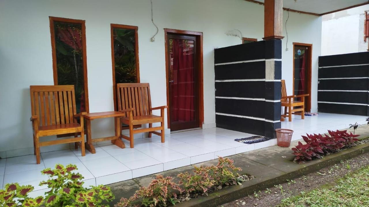 Tatasya Homestay Senaru Exterior photo